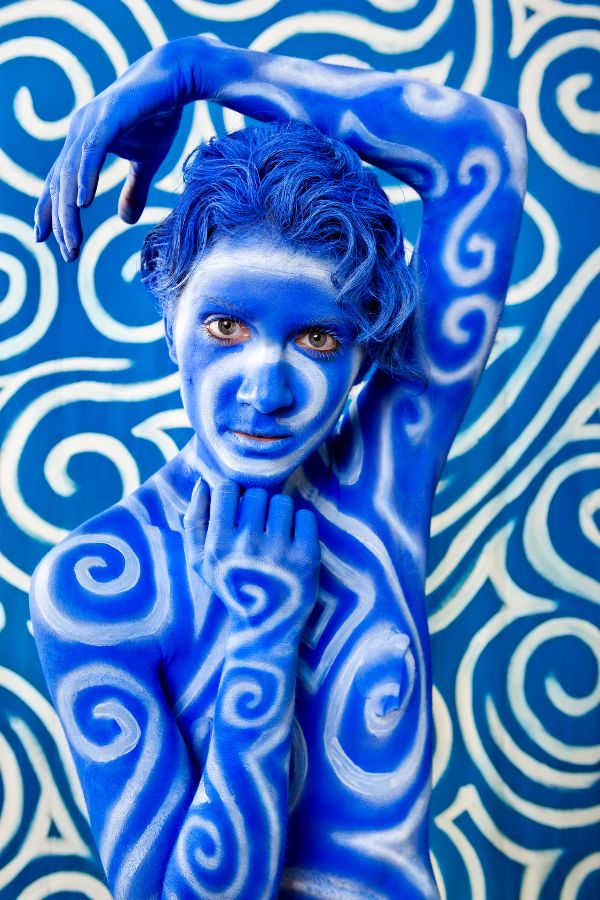 blue optical illusion body painting