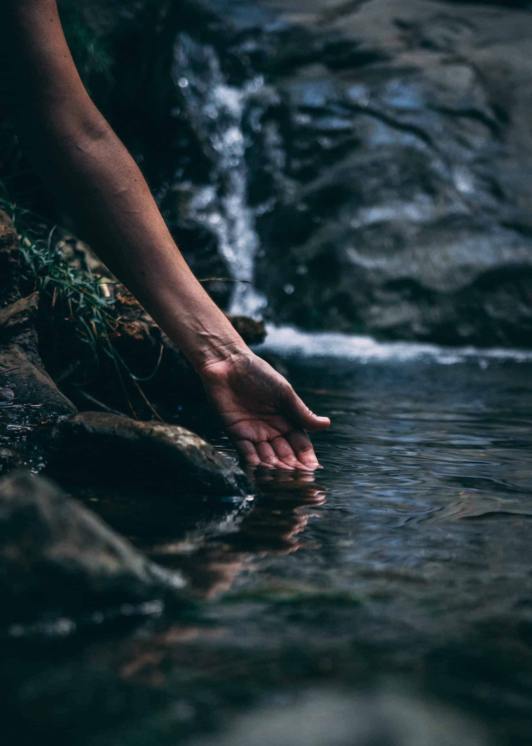 hand in water