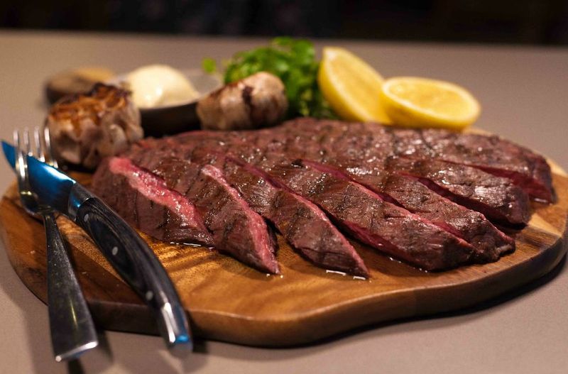 Not Letting the Steak Rest Before Cutting