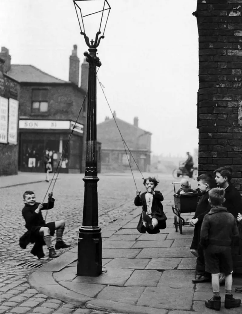 Children Playing in the Street (1909)
