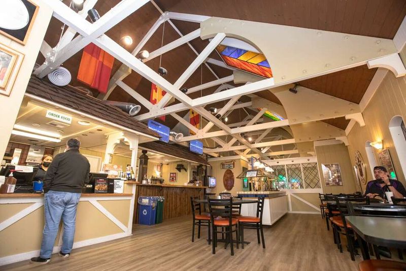 Round Table Pizza (Major Decline)