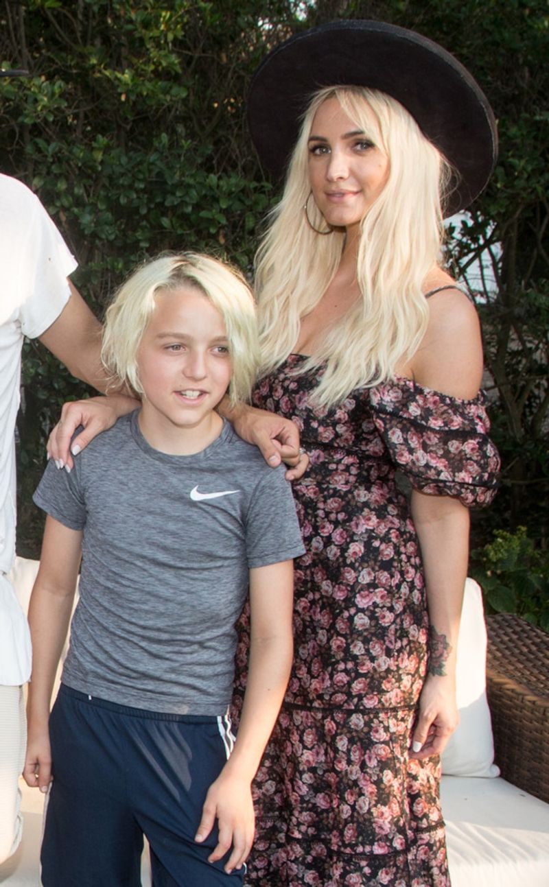 Pete Wentz and Ashlee Simpson – Son Bronx Mowgli