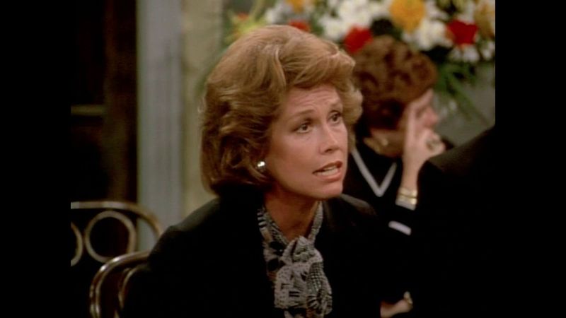 The Mary Tyler Moore Show: Mary Laughs at the Funeral (1975)