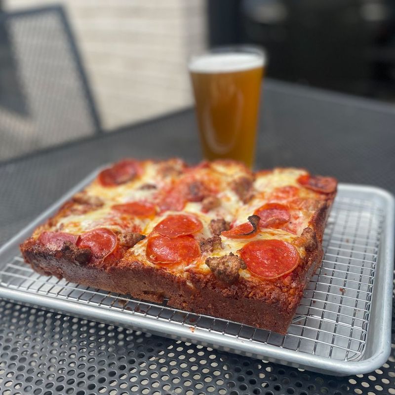 Gus's World Famous Pizza (Atlanta, GA)