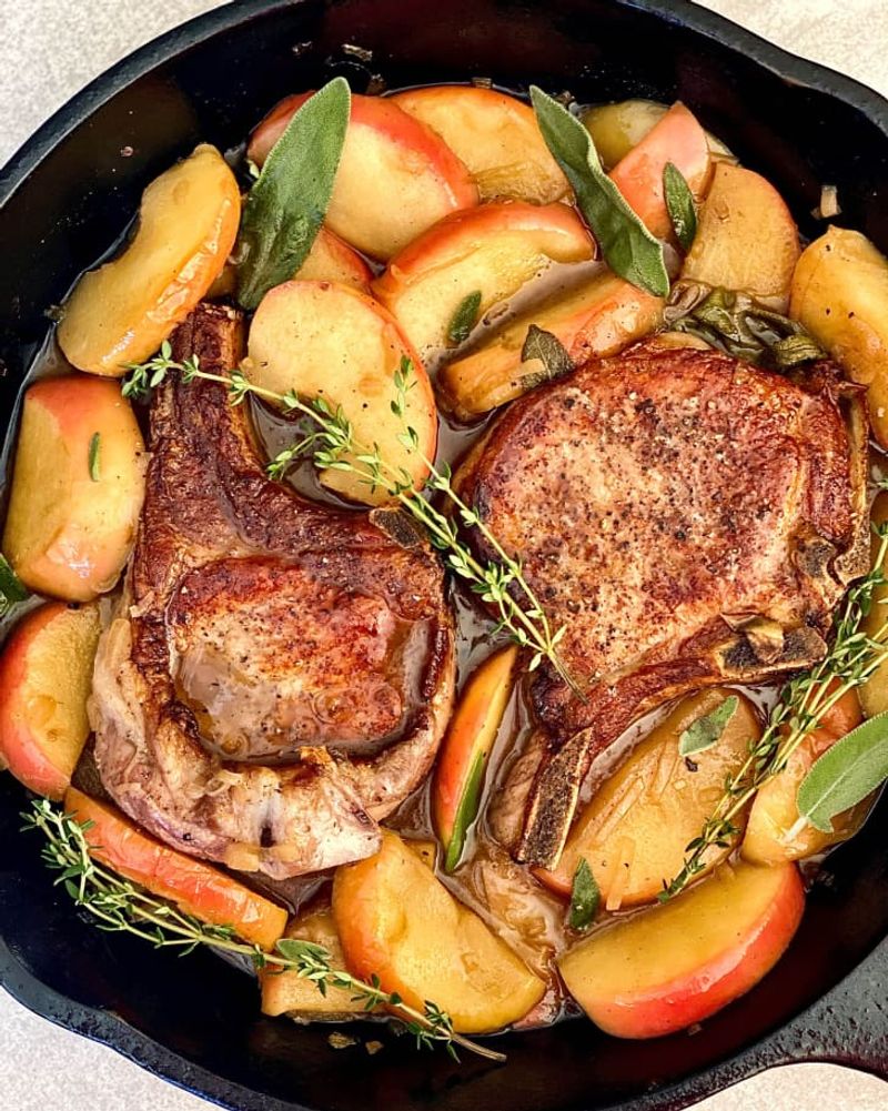 Pork Chops with Applesauce