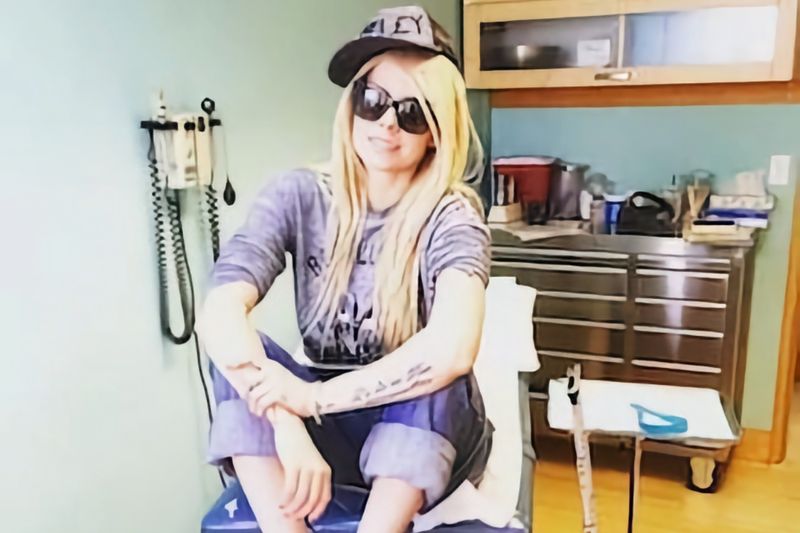 Avril Lavigne – Lyme Disease