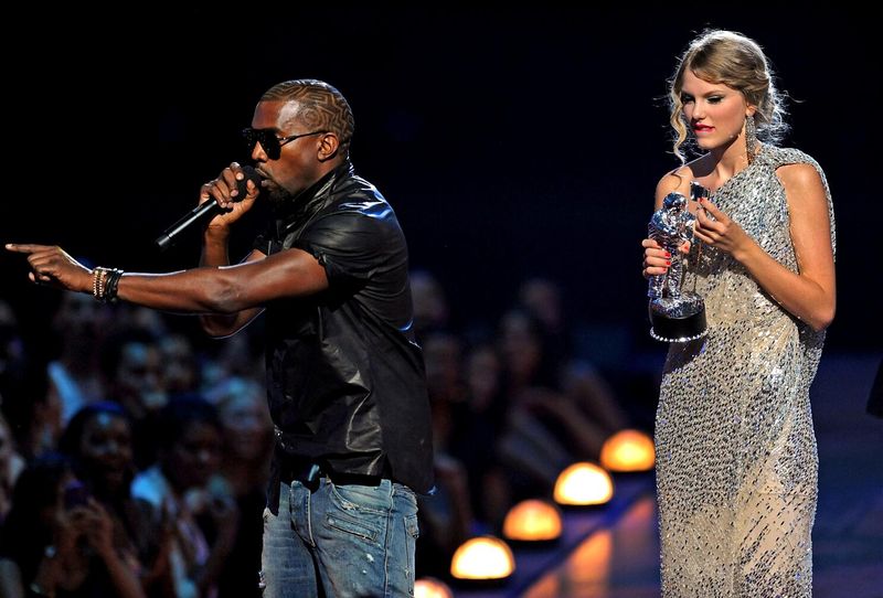 Kanye West Hijacks Taylor Swift's VMA Speech