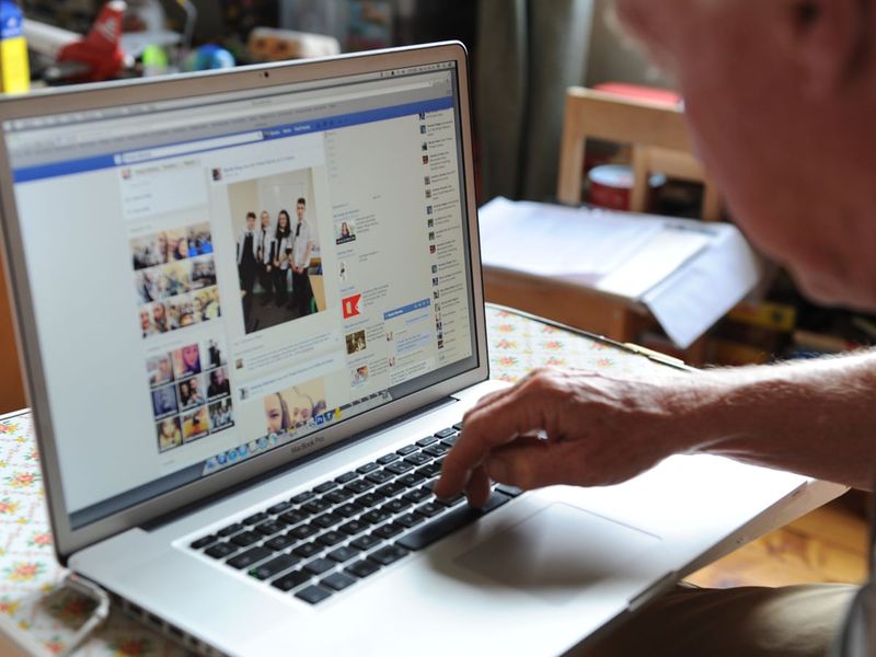 Sharing Unverified News and Chain Messages