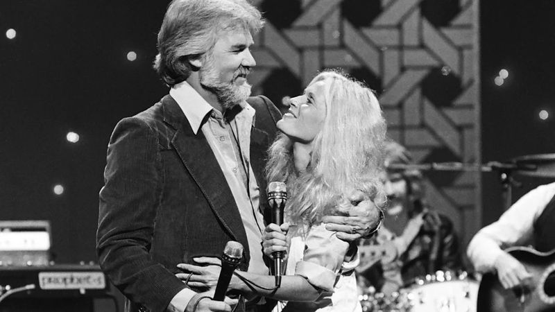 Kenny Rogers and Kim Carnes - Don't Fall in Love with a Dreamer