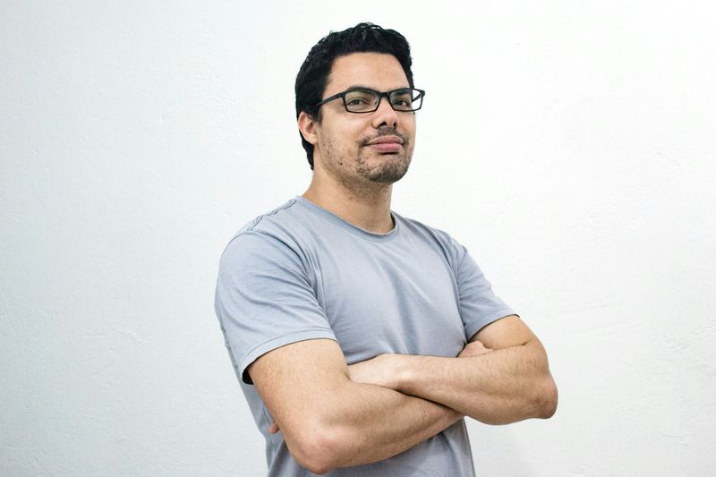 Using Closed-Off Body Language Without Realizing It