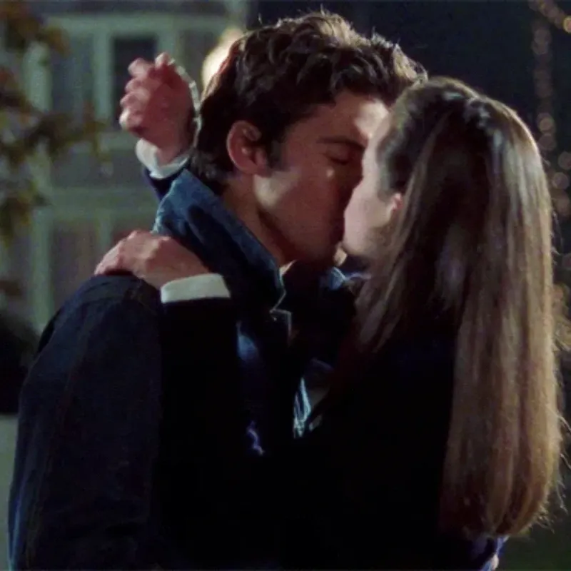 Kissing Jess While Dating Logan
