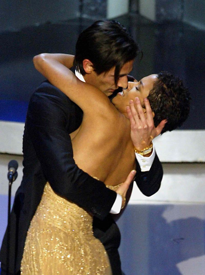 Adrien Brody Kisses Halle Berry Without Warning (2003 Oscars)