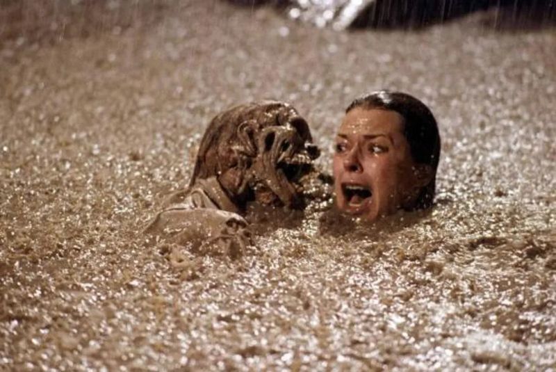 Real Human Skeletons Were Used as Props in Poltergeist
