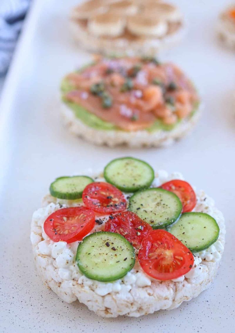Rice Cakes with Cottage Cheese and Cucumber