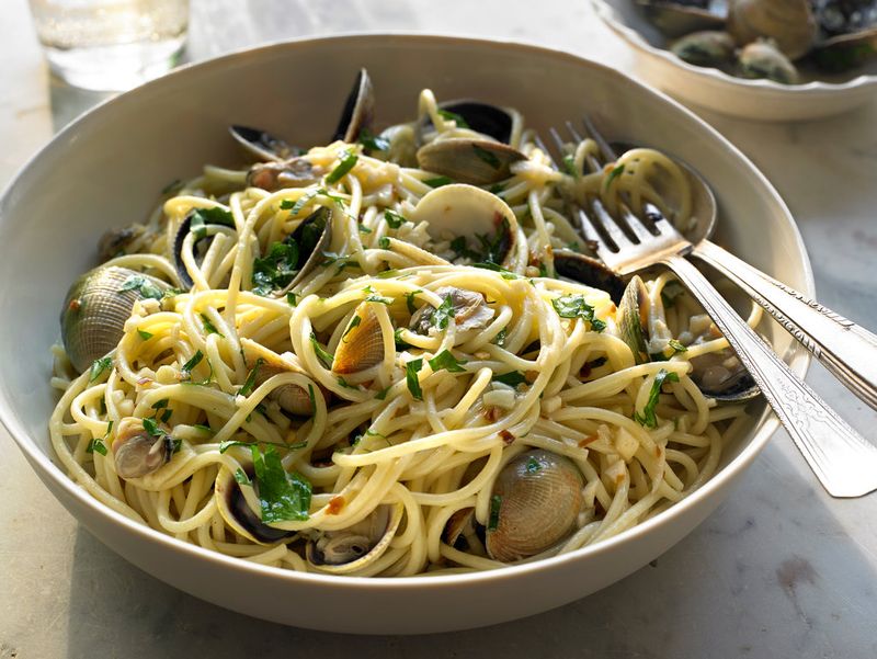 Clam Linguine with White Wine and Fresh Parsley