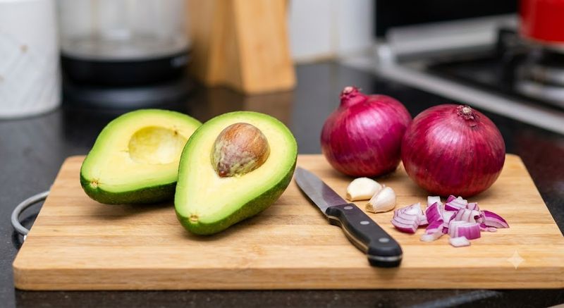 Storing Avocados with Onion to Keep Them Green