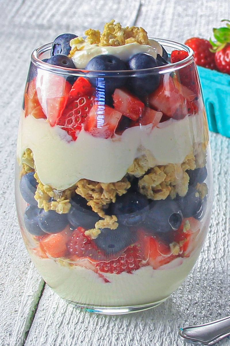 Greek Yogurt Parfait with Oats and Berries