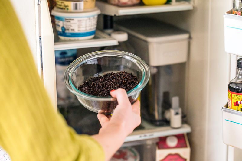 Coffee Grounds Deodorize the Refrigerator Naturally