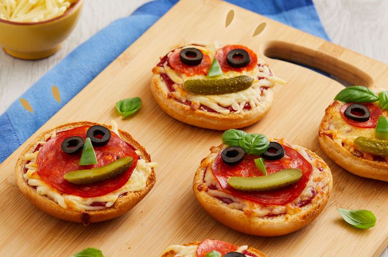 Build a Pizza Face With Toppings