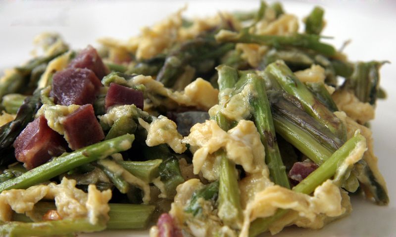 Revuelto de Espárragos (Scrambled Eggs with Asparagus)