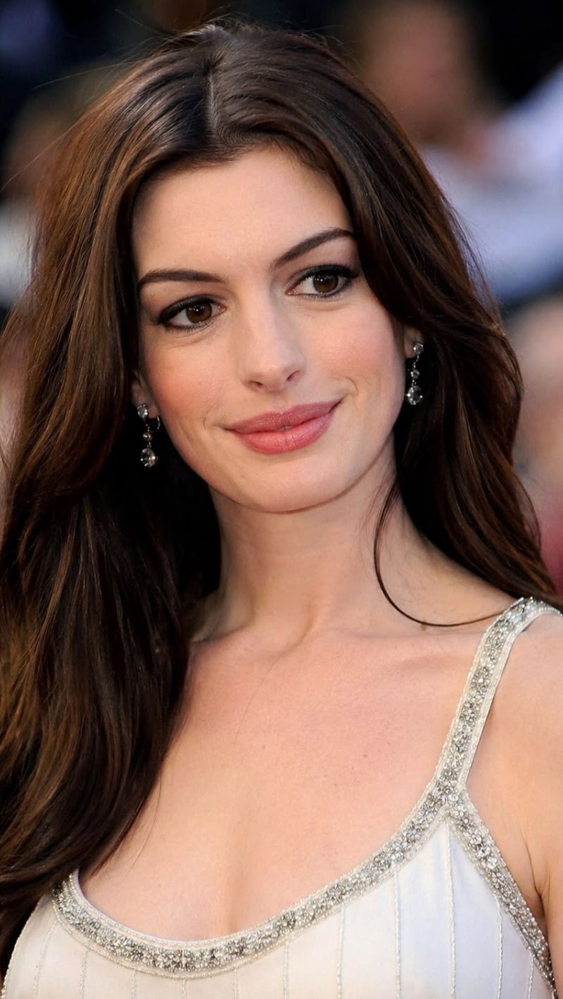 Anne Hathaway (Born 1982)