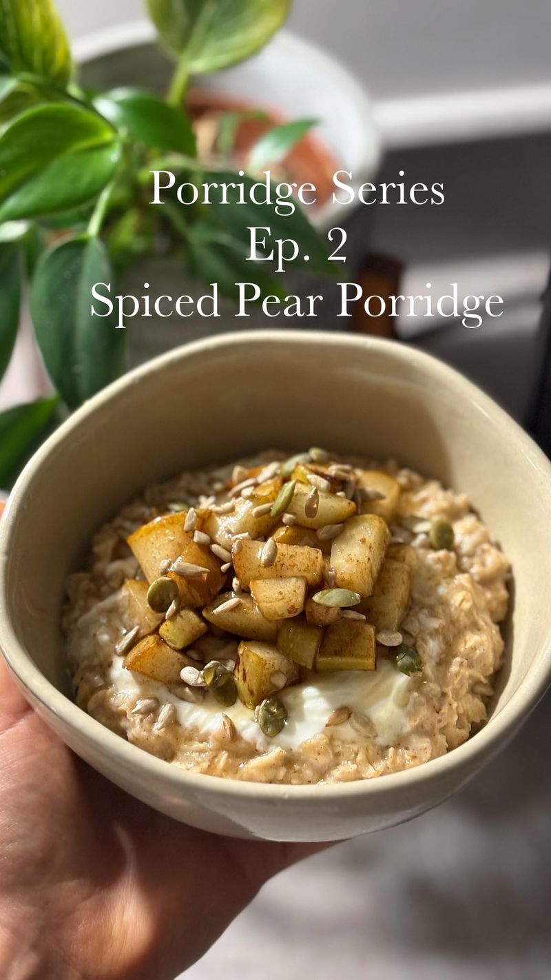 Spiced Oatmeal with Apples and Cinnamon