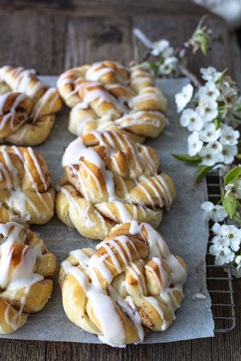 Cinnamon Roll Knots