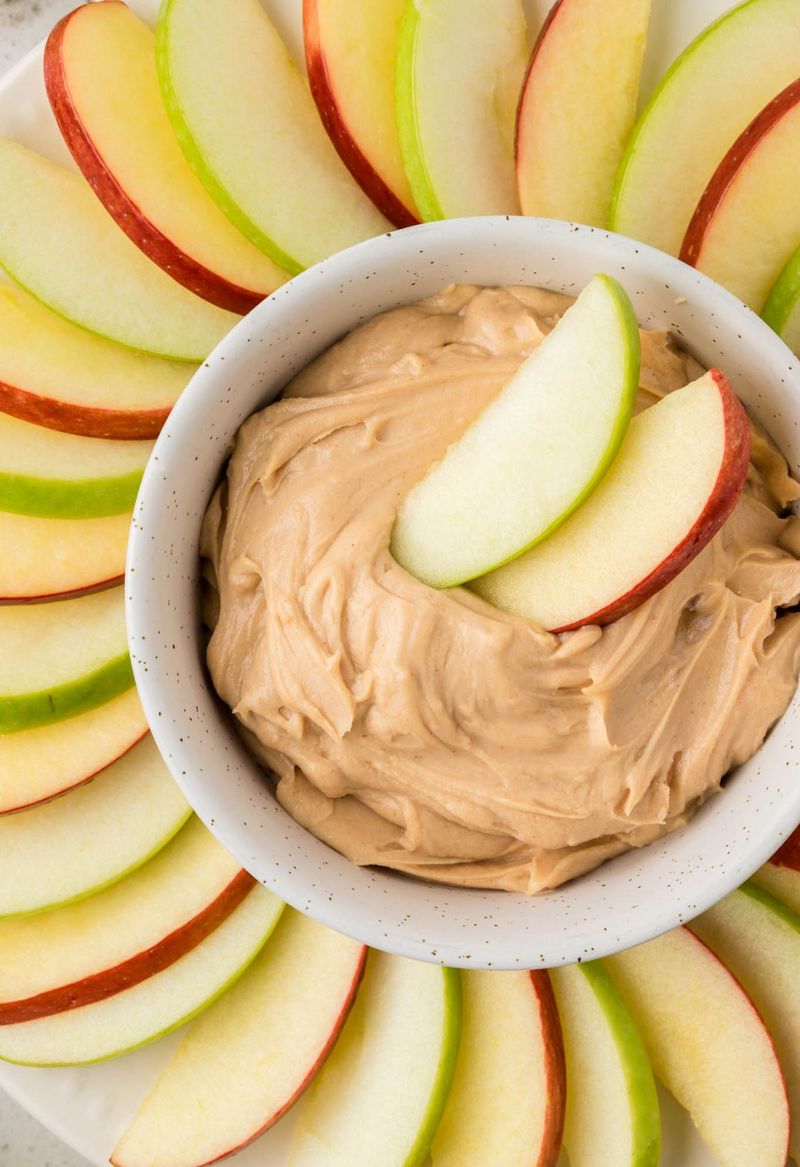 Apple Slices With Peanut Butter Dip