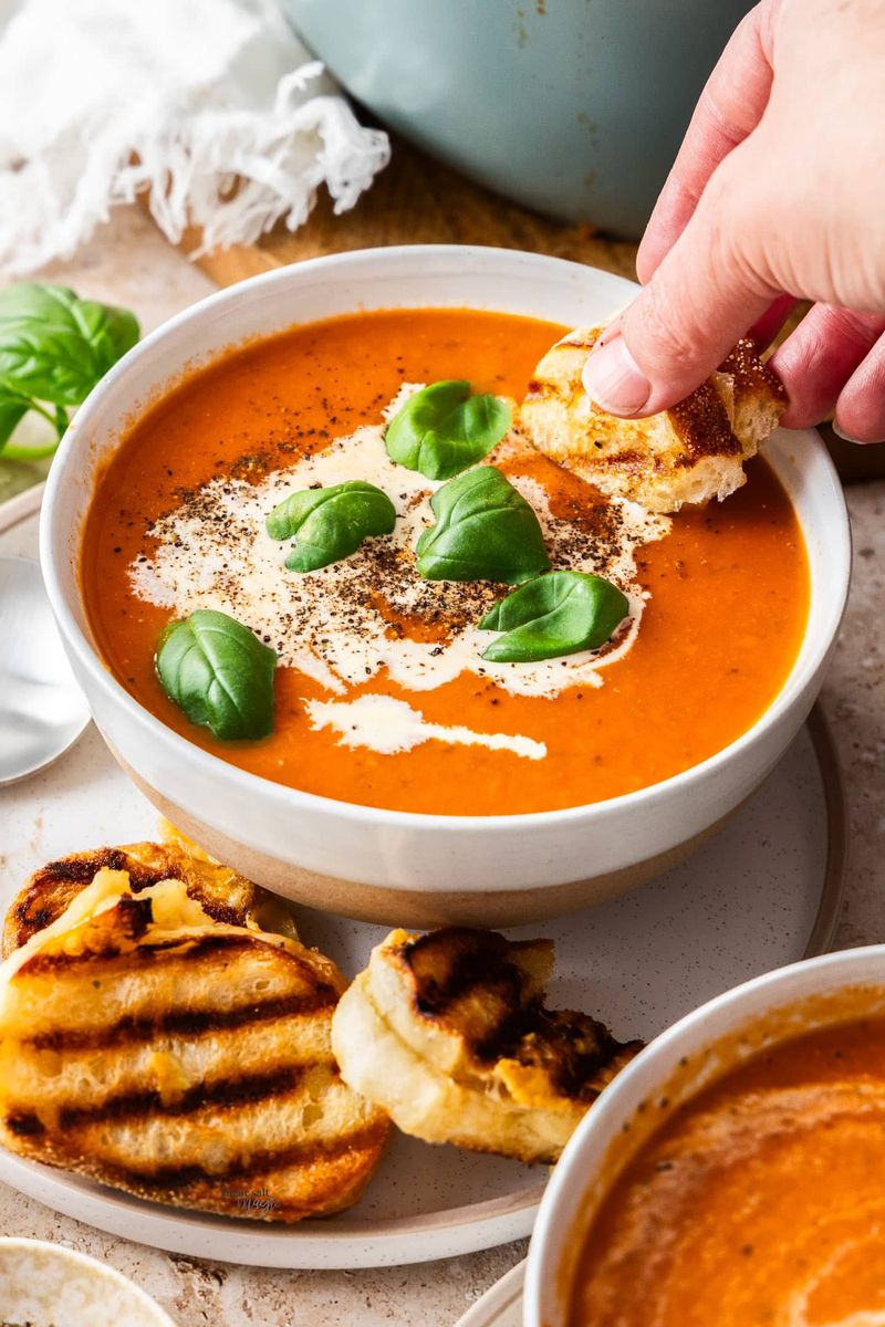 Roasted Garlic and Tomato Soup