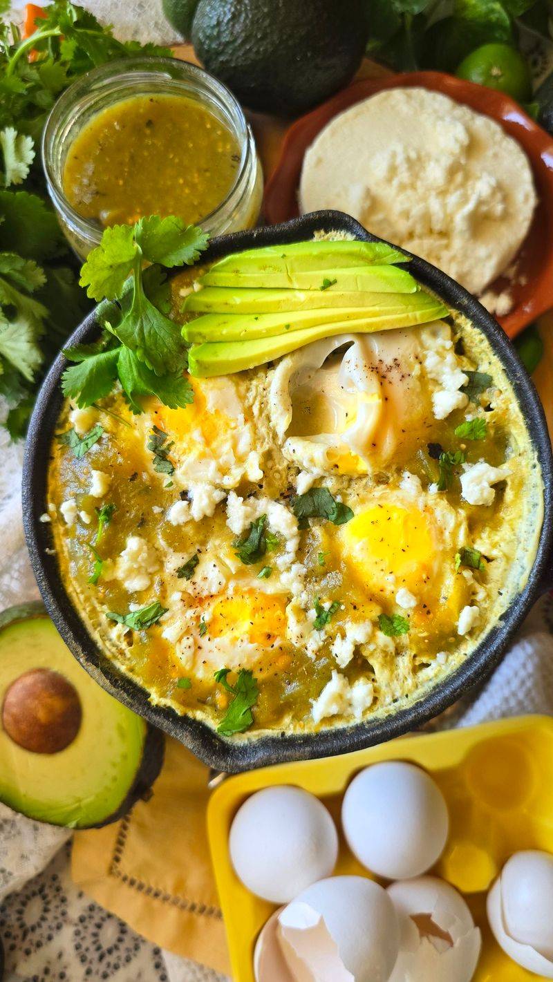 Huevos en Salsa Verde (Eggs in Green Sauce)