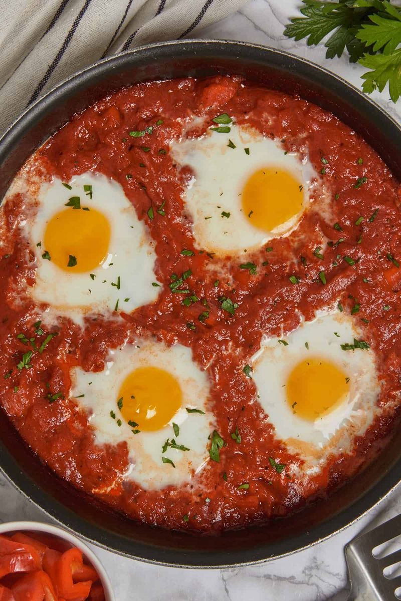 Huevos con Tomate (Eggs with Tomato Sauce)