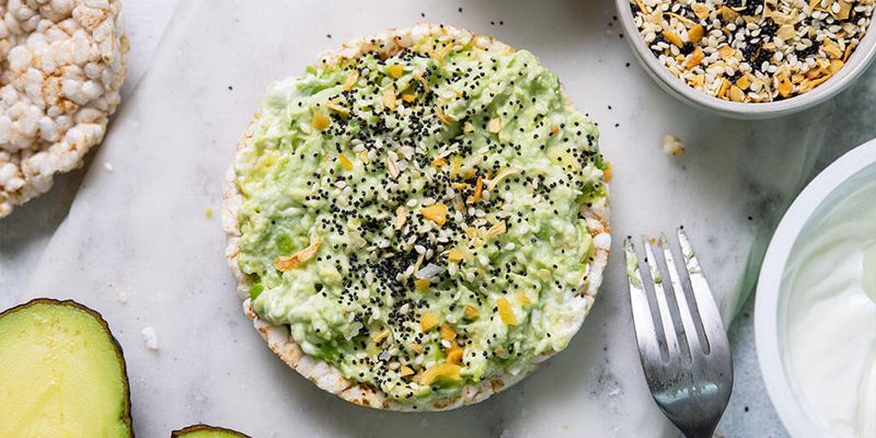 Rice Cakes with Avocado and Everything Bagel Seasoning