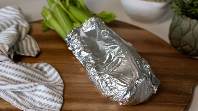 Storing Celery in Aluminum Foil to Keep It Crispy