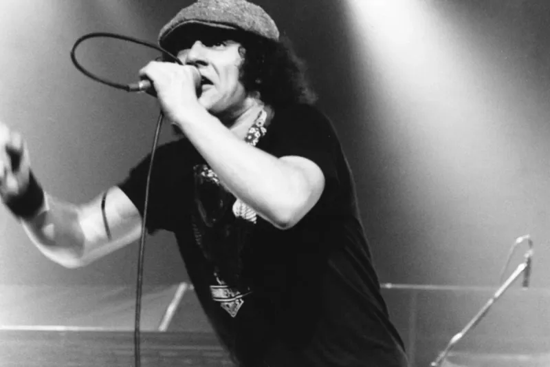 AC/DC: A Powerful Tribute in Black