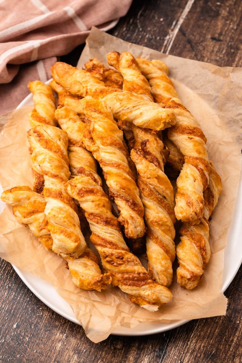 Make Crispy Cheese Straws