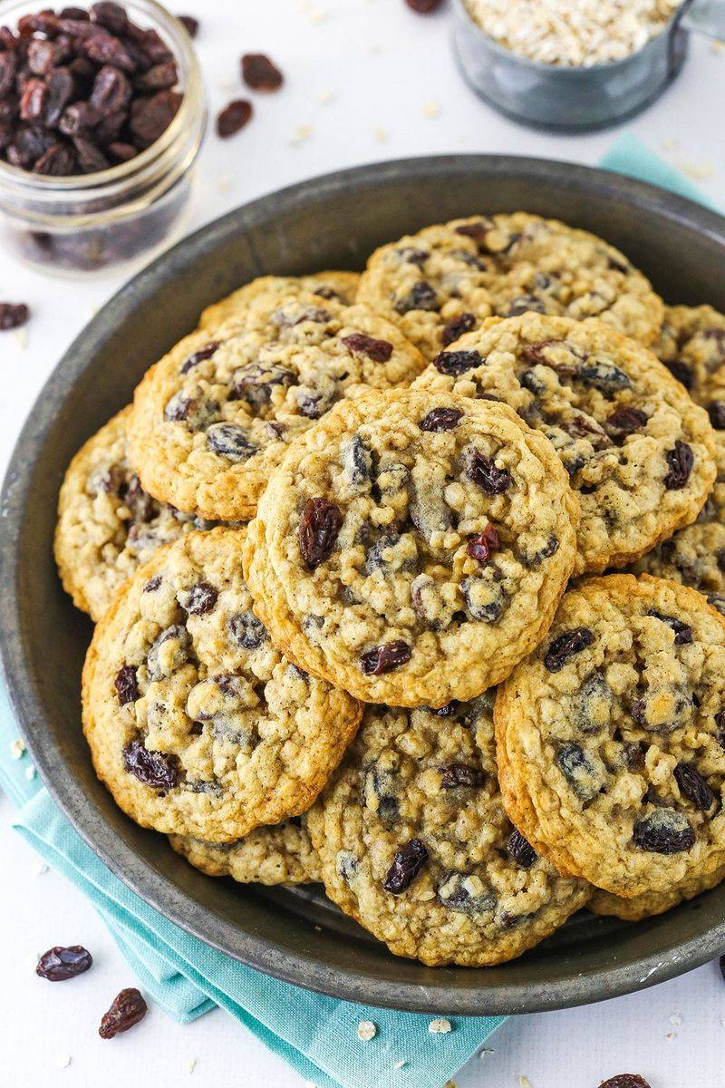 Chewy Oatmeal Raisin Cookies
