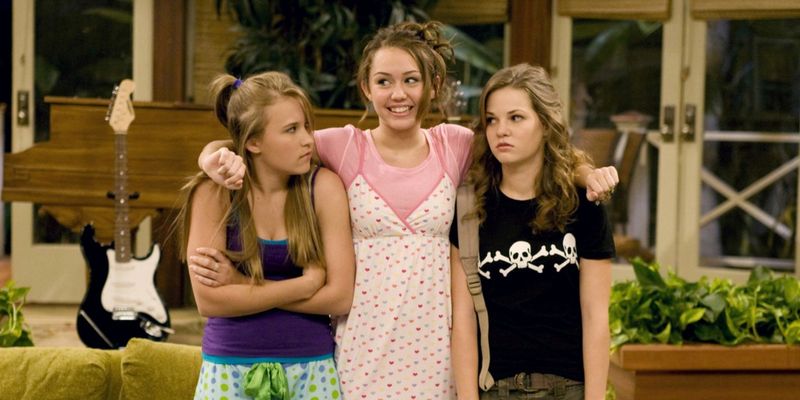 Miley's Apologies Often Arrive Very Quickly