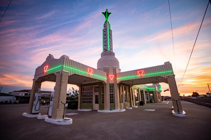 U Drop Inn Cafe: Shamrock's Art Deco Icon