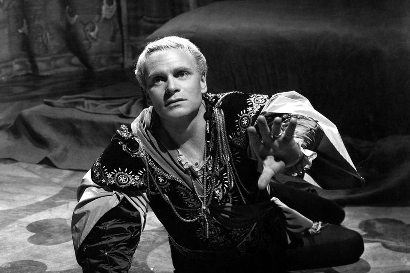 Laurence Olivier: Bringing Hamlet Into the Shadows