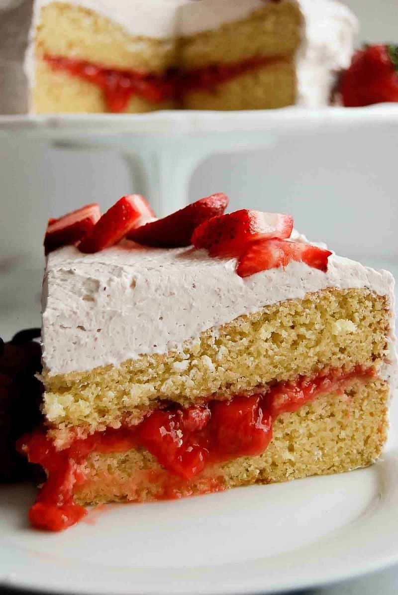 Vanilla Sponge With Strawberry Sauce