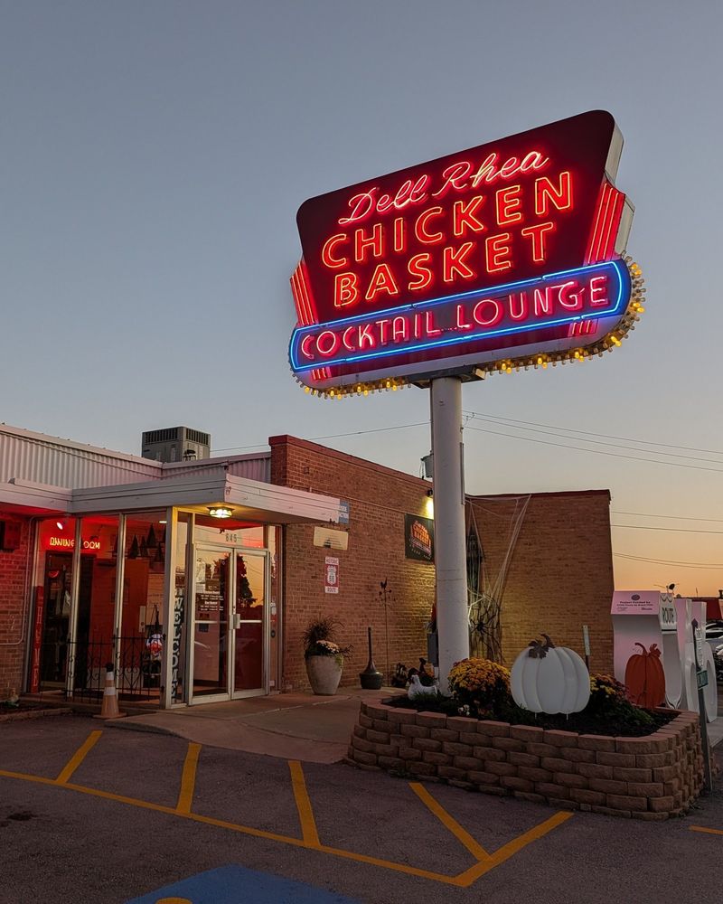 Dell Rhea's Chicken Basket: Fried Chicken Worth the Stop