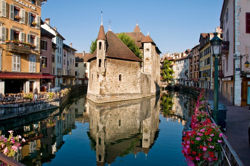 Annecy: Canals with an Alpine Backdrop