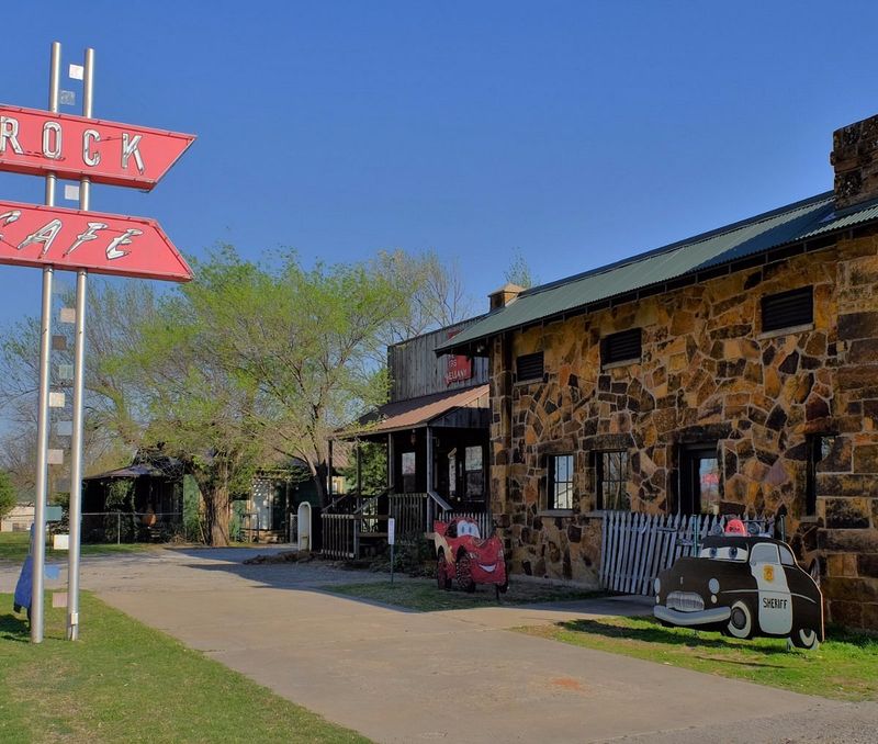 Rock Cafe: Stroud's Stone-Walled Survivor