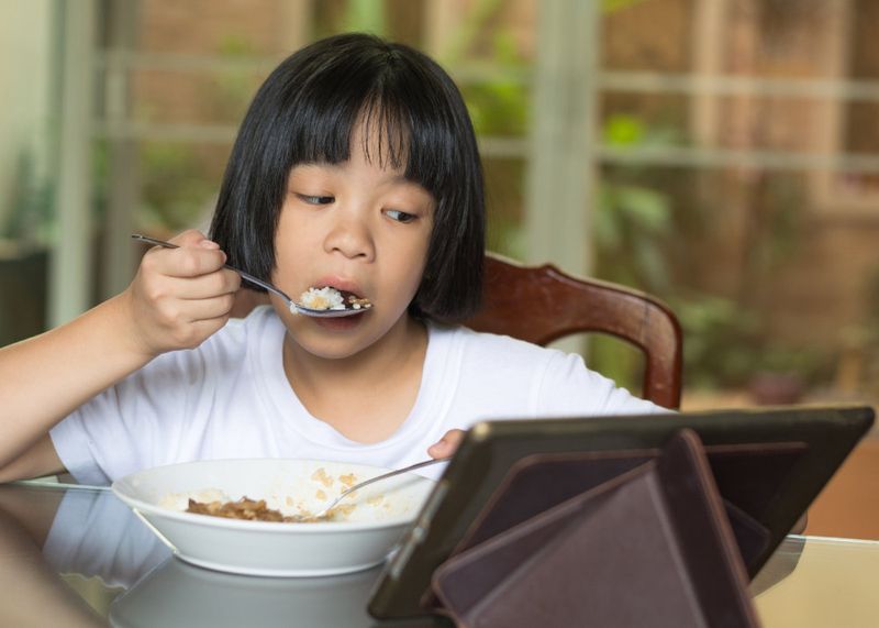 Eating in Front of a Screen