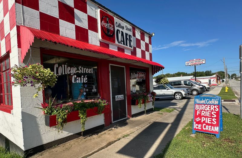 College Street Cafe: Springfield's No-Fuss Breakfast Break