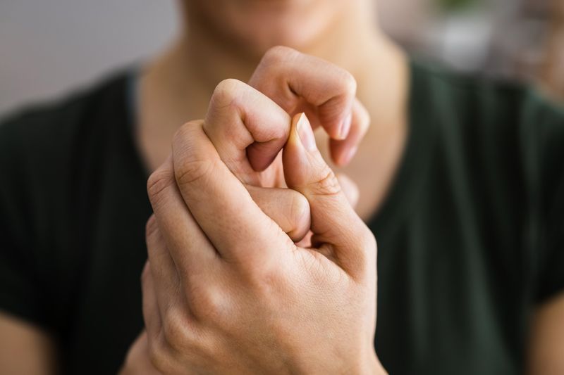 Cracking Your Knuckles Causes Arthritis