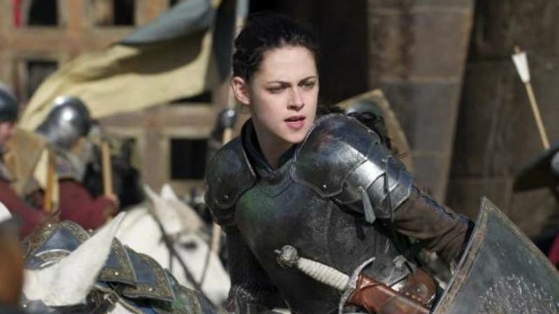 Snow White and the Huntsman (2012): Kristen Stewart Enters Battle