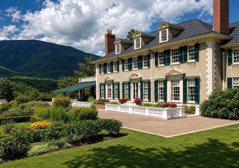 Manchester, Vermont: Grand Porches Beneath Green Peaks